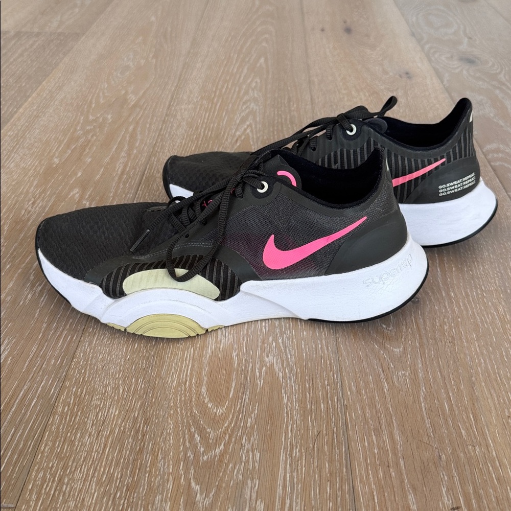 Nike Superrep Green and Pink Athletic Shoes with Mesh Upper. Size 8.5 (fits 9)